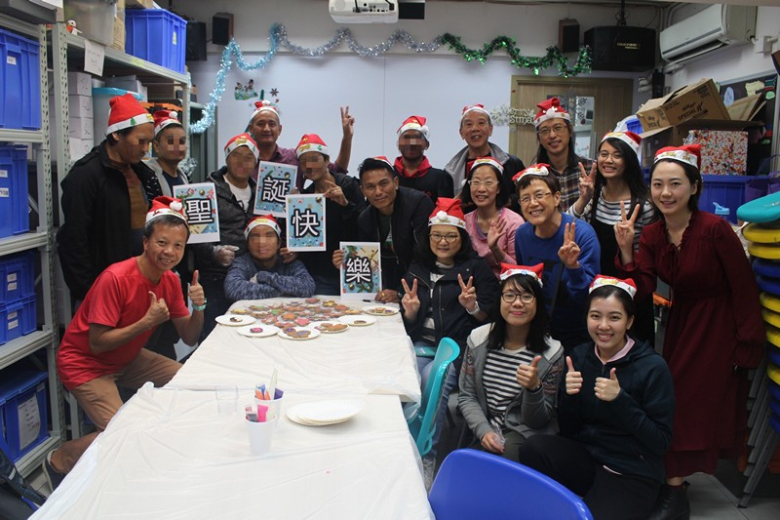 社區義工教授非華裔服務使用者學習廣東話，並一起慶祝聖誕節。